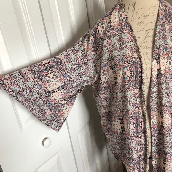Pink patterned kimono. - Picture 2 of 5
